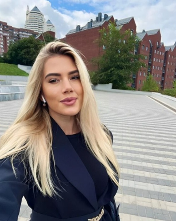 Blondynka na tle miasta